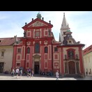 Der Eingang der St.-Georgs-Basilika des Klosters St. Georg in der Prager Burg